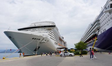 Korfu, Yunanistan - 9 Mayıs 2025: 9 Mayıs 2025 'te Yunanistan' ın Korfu limanındaki yolcu gemisi Msc Fantasia