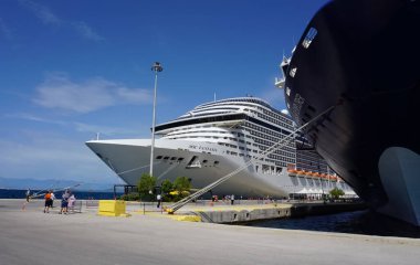 Korfu, Yunanistan - 9 Mayıs 2025: 9 Mayıs 2025 'te Yunanistan' ın Korfu limanındaki yolcu gemisi Msc Fantasia