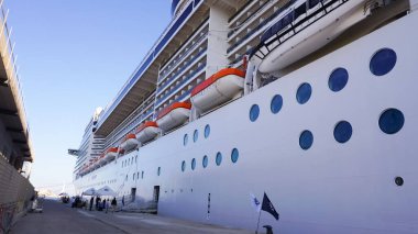 Korfu, Yunanistan - 9 Mayıs 2025: 9 Mayıs 2025 'te Yunanistan' ın Korfu limanındaki yolcu gemisi Msc Fantasia