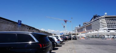 Bari, İtalya - 10 Mayıs 2025: Msc Fantasia yolcu gemisi 9 Mayıs 2025 'te Yunanistan' ın Korfu limanında