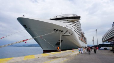 Korfu, Yunanistan - 9 Mayıs 2025: 9 Mayıs 2025 'te Yunanistan' ın Korfu limanındaki yolcu gemisi Msc Fantasia