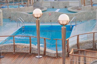 İstanbul, Türkiye - 7 Mayıs 2025: İtalya 'da inşa edilen büyük yolcu gemisi MSC Fantasia' nın yüzme havuzu.