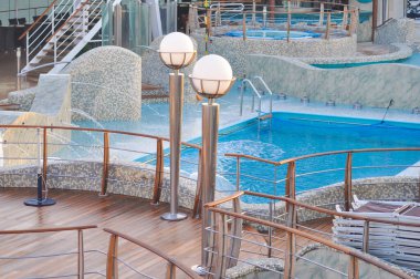 İstanbul, Türkiye - 7 Mayıs 2025: İtalya 'da inşa edilen büyük yolcu gemisi MSC Fantasia' nın yüzme havuzu.