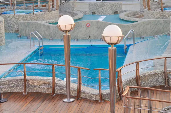 İstanbul, Türkiye - 7 Mayıs 2025: İtalya 'da inşa edilen büyük yolcu gemisi MSC Fantasia' nın yüzme havuzu.