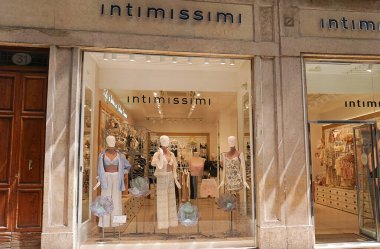 Verona, İtalya - 12 Mayıs 2025: Bari şehir merkezindeki Intimissimi marka mağazasının pencerelerinin dış görünümü