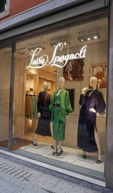 Verona, İtalya - 12 Mayıs 2025: Verona, İtalya 'daki Luisa Spagnoli mağazasından 12 Mayıs 2025