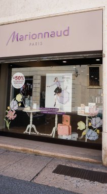 Verona, İtalya - 12 Mayıs 2025: Marionnaud Paris giriş logosu duvar işareti 12 Mayıs 2025 Verona, İtalya 'da Fransız zinciri cephe mağazasında