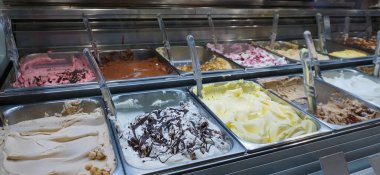 Ceneviz İtalya 'sında farklı İtalyan dondurmaları var.