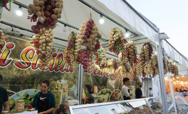 Verona, İtalya - 12 Mayıs 2025: İtalya 'da Verona Meydanı' ndaki İtalyan peynirli mobil dükkanının görüntüsü.