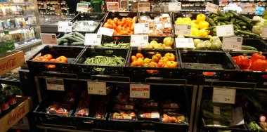 Verona, İtalya - 12 Mayıs 2025: İtalya 'nın Verona kentindeki Piazza Sütyen' deki zanaatkar İtalyan peynir mobil dükkanının görüntüsü.