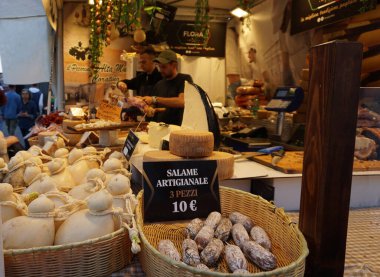 Verona, İtalya - 12 Mayıs 2025: İtalya 'nın Verona kentindeki Piazza Sütyen' deki zanaatkar İtalyan peynir mobil dükkanının görüntüsü.