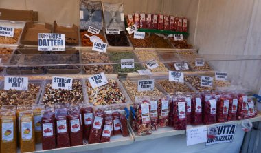 Verona, İtalya - 12 Mayıs 2025: İtalya 'nın Verona kentindeki Piazza Sütyen' deki zanaatkar İtalyan peynir mobil dükkanının görüntüsü.