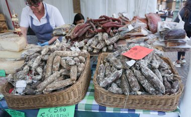 Verona, İtalya - 12 Mayıs 2025: İtalya 'nın Verona kentindeki Piazza Sütyen' de zanaatkar İtalyan sosislerinin görüntüsü.