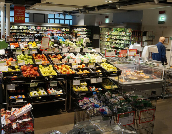 Верона, Италия - 12 мая 2025 года: Интерьер супермаркета Eurospar со свежими продуктами в Вероне, Италия 12 мая 2025 года