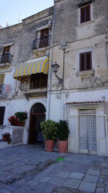 Apulia 'daki Bari' de eski bir kasabanın cephesi. Bari, İtalya 'nın güneyinde Adriyatik Denizi' nin Apulia bölgesinin başkentidir.