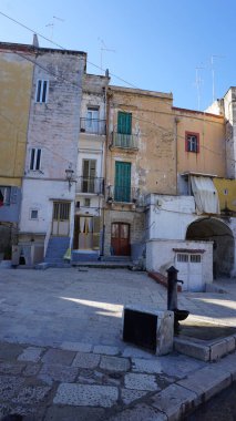 Apulia 'daki Bari' de eski bir kasabanın cephesi. Bari, İtalya 'nın güneyinde Adriyatik Denizi' nin Apulia bölgesinin başkentidir.