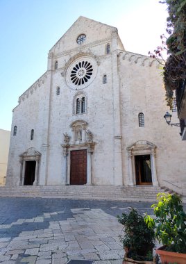 Güneşli bir günde ve mavi gökyüzünde Bari 'deki San Sabino Katedrali