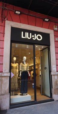 Bari, İtalya - 10 Mayıs 2025: Liu Jo mağazası 10 Mayıs 2025 tarihinde Bari, İtalya 'da bir caddede