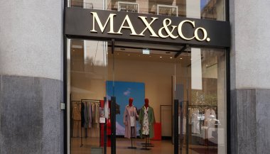 Bari, İtalya - 10 Mayıs 2025: MAX and Co mağazasının logosu. MAX Co, Max Mara Moda Grubu 'nun 1986 doğumlu perakende projesi. Genç, moda düşkünü kadınlara hizmet veriyor.