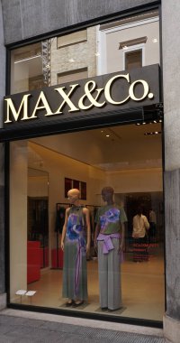 Bari, İtalya - 10 Mayıs 2025: MAX and Co mağazasının logosu. MAX Co, Max Mara Moda Grubu 'nun 1986 doğumlu perakende projesi. Genç, moda düşkünü kadınlara hizmet veriyor.