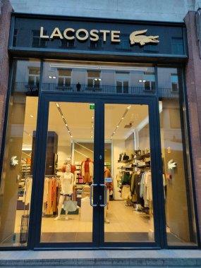 Budapeşte, Macaristan - 13 Mayıs 2025: Budapeşte, Macaristan 'da Lacoste mağazası.