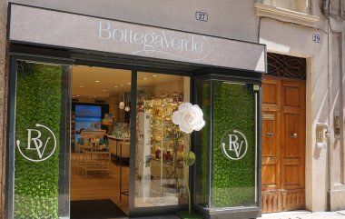 Verona, İtalya - 12 Mayıs 2025: BOTTEGA VERDE mağazası. Majid Al Futtaim Emlak portföyündeki orijinal sancak merkezi 1995 yılında açıldı..