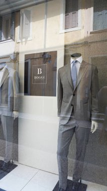 Verona, İtalya - 12 Mayıs 2025: Boggi Milano mağazasının ön cephedeki logosu. Verona, İtalya 'da lüks moda mağazası önü - 12 Mayıs 2025