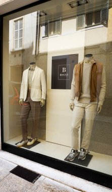 Verona, İtalya - 12 Mayıs 2025: Boggi Milano mağazasının ön cephedeki logosu. Verona, İtalya 'da lüks moda mağazası önü - 12 Mayıs 2025
