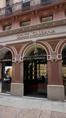 Verona, İtalya - 12 Mayıs 2025: Dolce and Gabbana mağazası Verona, İtalya - 12 Mayıs 2025