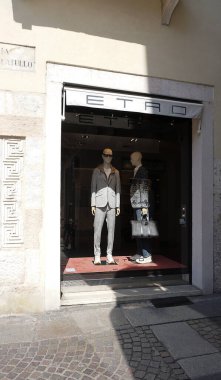 Verona, İtalya - 12 Mayıs 2025: Verona, İtalya 'daki ünlü alışveriş caddesindeki Etro tabela tahtası