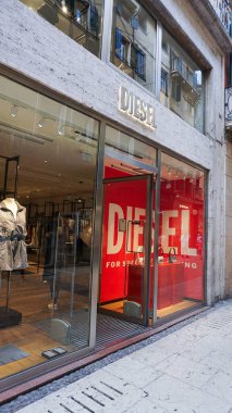 Verona, İtalya - 12 Mayıs 2025: Verona, İtalya 'da 12 Mayıs 2025 tarihinde bir cephede Diesel