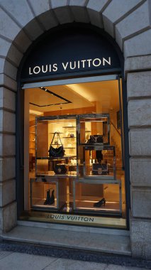 Verona, İtalya - 12 Mayıs 2025: İtalya 'daki Louis Vuitton mağazasının cephesi