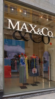 Verona, İtalya - 12 Mayıs 2025: MAX and Co mağazasının logosu. MAX Co, Max Mara Moda Grubu 'nun 1986 doğumlu perakende projesi. Genç, moda düşkünü kadınlara hizmet veriyor.