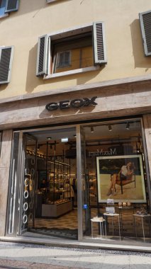 Verona, İtalya - 12 Mayıs 2025: Verona, İtalya 'daki Geox mağazasından imza