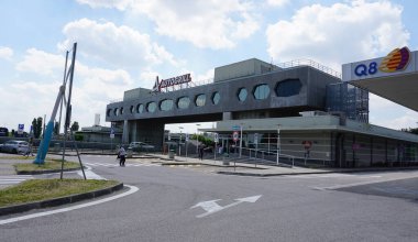 OSTUNI, ITALY - 6 Mayıs 2025: Otoyolda benzin ve dizel yakıtı fiyatlarıyla sergilenen Q8 benzin istasyonunun bayrağı