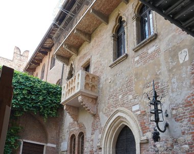 Avlu ve Juliet 'in balkonunun cephesi - İtalya' da Verona