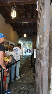 VERONA, ITALY - 18 Temmuz 2013: Eski tuğla duvara yapıştırılan aşk notlarının kalıntılarıyla renkli baloncuk dişetleri ve Verona, İtalya 'daki Juliet' in Evi 'nin turistik yerinin avlusunda bir oluk.