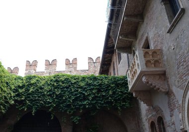 Verona, İtalya - 12 Mayıs 2025: Verona ve Juliet 'in balkonunun cephesi - İtalya Verona
