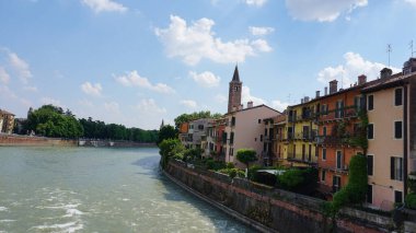 İtalya 'daki Saint Anastasia Bazilikası ile Verona' nın havadan görünüşü