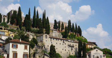 İtalya, Verona 'da Adige nehrine bakan San Pietro Kalesi..