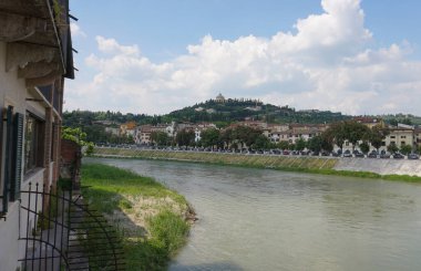 Tarihsel bir yer, Lourdes 'li Meryem Ana' nın Sığınağı, Havadan Bakış. Verona İtalya 'da.