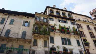 Citta Antica 'daki Piazza Delle Erbe Meydanı, İtalya Verona' daki eski evler