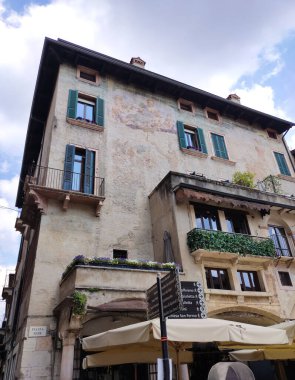 Verona, İtalya - 12 Mayıs 2025: Citta Antica 'daki Piazza Delle Erbe Meydanı, İtalya Verona' daki eski evler