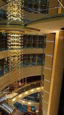 Trieste, İtalya - 9 Mayıs 2025: İtalya 'da inşa edilen büyük yolcu gemisi MSC Fantasia' daki Atrium 'un içi.