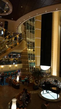 Trieste, İtalya - 9 Mayıs 2025: İtalya 'da inşa edilen büyük yolcu gemisi MSC Fantasia' daki Atrium 'un içi.