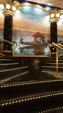 Trieste, İtalya - 9 Mayıs 2025: İtalya 'da inşa edilen büyük yolcu gemisi MSC Fantasia' daki Atrium 'un içi.