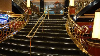 Trieste, İtalya - 9 Mayıs 2025: İtalya 'da inşa edilen büyük yolcu gemisi MSC Fantasia' daki Atrium 'un içi.