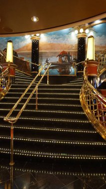 Trieste, İtalya - 9 Mayıs 2025: İtalya 'da inşa edilen büyük yolcu gemisi MSC Fantasia' daki Atrium 'un içi.