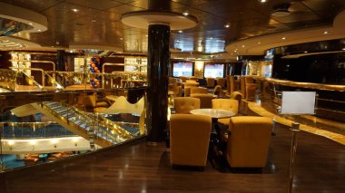 Trieste, İtalya - 9 Mayıs 2025: İtalya 'da inşa edilen büyük yolcu gemisi MSC Fantasia' daki Atrium 'un içi.