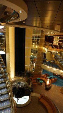 Trieste, İtalya - 9 Mayıs 2025: İtalya 'da inşa edilen büyük yolcu gemisi MSC Fantasia' daki Atrium 'un içi.